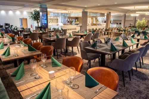 4* Hotel Azur's restaurant in Siófok with buffet breakfast and dinner