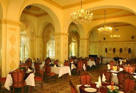 Yellow Hall in Hotel Park Eger - restaurant - 4-star hotel