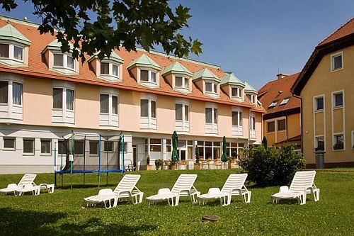 Thermal Hotel Aqua Mosonmagyarovar - relaxation chairs in the garden of the 3-star hotel