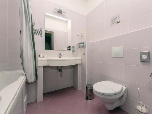4* Session Therma Aqualand Hotel's bathroom in Rackeve