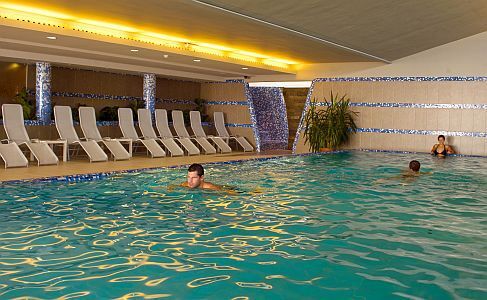 Swimming pool of Hotel Zenit Vonyarcvashegy for a romantic wellness weekend