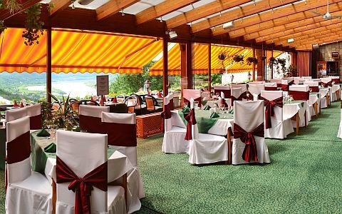 Hotel Silvanus restaurant with panoramic view of the Danube