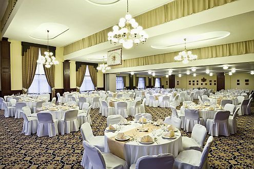 Restaurant in the Hotel Kapitany with gala dinner, excellent location for weddings, meetings, conferences and company events