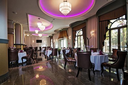 The restaurant of Grand Hotel Glorius in a beautiful surrounding